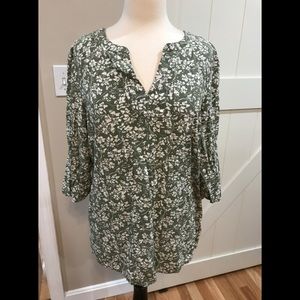 Croft and Barrow XL pullover green and white top with split V neckline